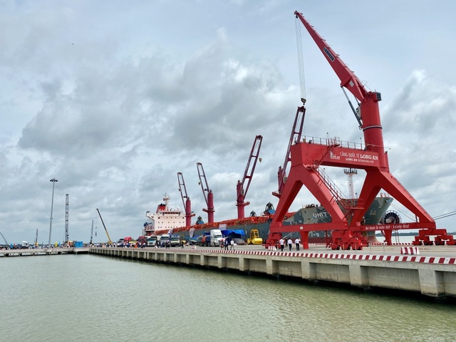 Long An: Cảng quốc tế “khủng” 10.000 tỷ đồng có thể đón tàu 70.000 tấn - 2 Long An: Cảng quốc tế “khủng” 10.000 tỷ đồng có thể đón tàu 70.000 tấn - 2