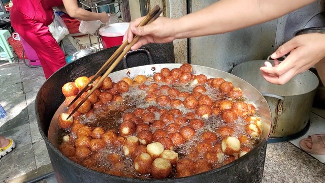 Tiệm bánh rán mỗi ngày bán hơn 2.000 chiếc, thu lời hàng triệu đồng - 6 Tiệm bánh rán mỗi ngày bán hơn 2.000 chiếc, thu lời hàng triệu đồng - 6