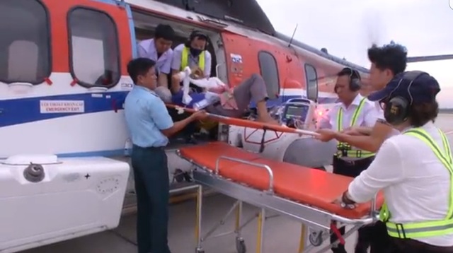 Trực thăng cứu hộ vượt biển cứu ngư dân bị đột quỵ - 1