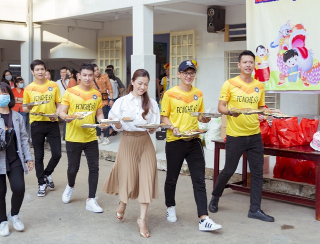 Siêu mẫu Hồ Đức Vĩnh tặng quà trung thu cho trẻ em - 2 Siêu mẫu Hồ Đức Vĩnh tặng quà trung thu cho trẻ em - 2