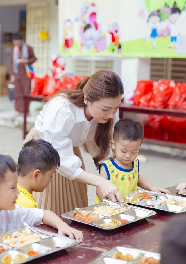 Siêu mẫu Hồ Đức Vĩnh tặng quà trung thu cho trẻ em - 7 Siêu mẫu Hồ Đức Vĩnh tặng quà trung thu cho trẻ em - 7