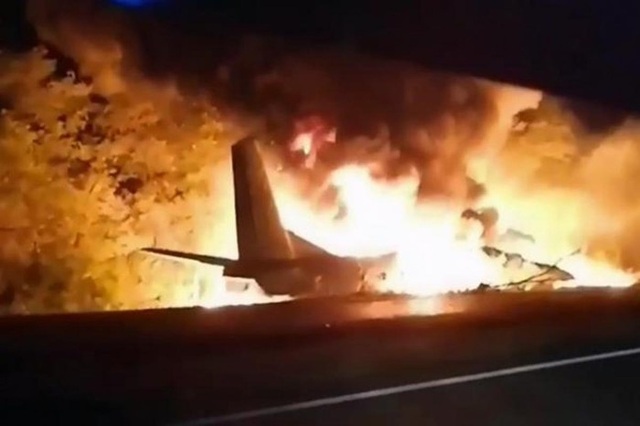 Khoảnh khắc máy bay quân sự Ukraine nổ tung như cầu lửa - 1