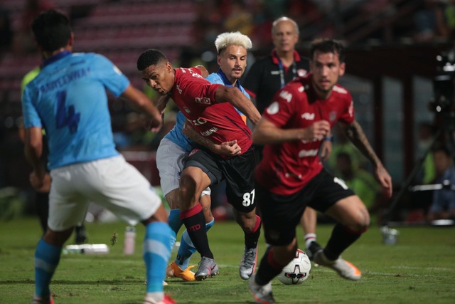 HLV Muangthong nổ tung trời sau chiến thắng ở Thai-League - 2 HLV Muangthong nổ tung trời sau chiến thắng ở Thai-League - 2