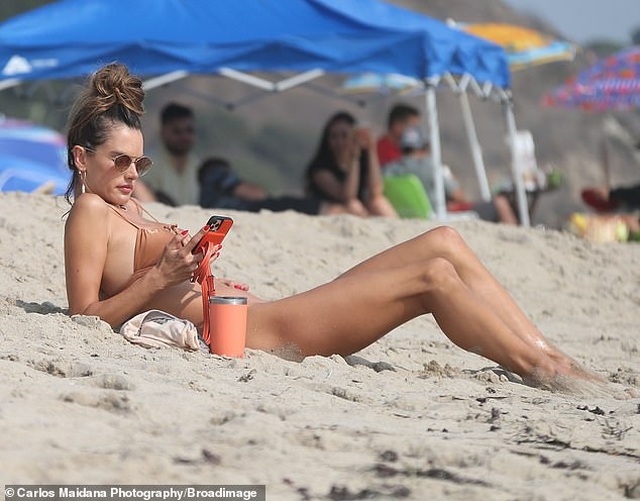 Thiên thần Alessandra Ambrosio gợi cảm với áo tắm - 6 Thiên thần Alessandra Ambrosio gợi cảm với áo tắm - 6