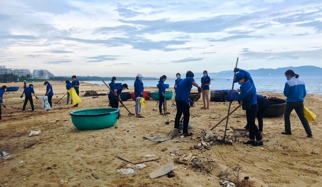 Thanh niên Bình Định tình nguyện vì môi trường biển sạch - 1