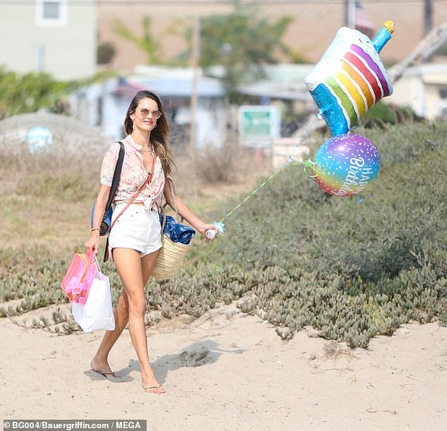 Thiên thần Alessandra Ambrosio gợi cảm với áo tắm - 8 Thiên thần Alessandra Ambrosio gợi cảm với áo tắm - 8
