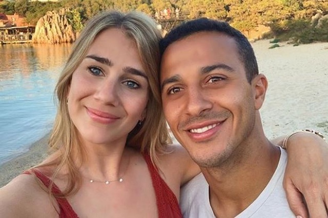 Bà xã Thiago Alcantara hạnh phúc khi theo chồng “cập bến” Liverpool - 1 Bà xã Thiago Alcantara hạnh phúc khi theo chồng “cập bến” Liverpool - 1