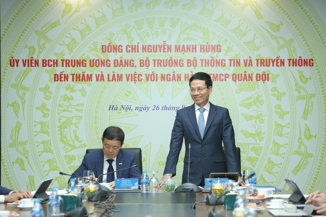 Bộ trưởng Thông tin và Truyền thông: “MB có lợi thế tiên phong về chuyển đổi số” - 1 Bộ trưởng Thông tin và Truyền thông: “MB có lợi thế tiên phong về chuyển đổi số” - 1