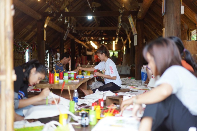 HHen Niê, Khánh Vân... diện trang phục Ê-đê mang Trung Thu về buôn làng - 3 HHen Niê, Khánh Vân... diện trang phục Ê-đê mang Trung Thu về buôn làng - 3