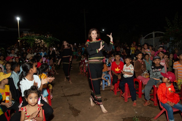 HHen Niê, Khánh Vân... diện trang phục Ê-đê mang Trung Thu về buôn làng - 6 HHen Niê, Khánh Vân... diện trang phục Ê-đê mang Trung Thu về buôn làng - 6
