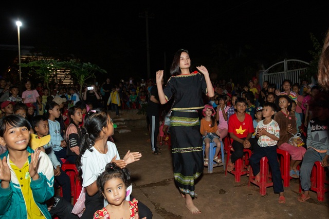 HHen Niê, Khánh Vân... diện trang phục Ê-đê mang Trung Thu về buôn làng - 8 HHen Niê, Khánh Vân... diện trang phục Ê-đê mang Trung Thu về buôn làng - 8