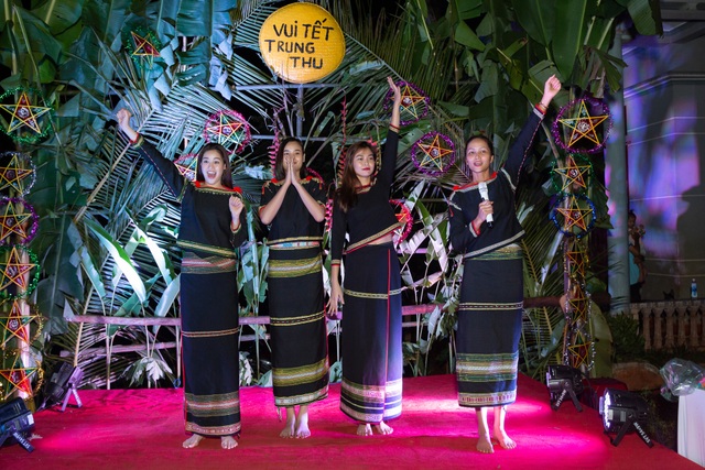 HHen Niê, Khánh Vân... diện trang phục Ê-đê mang Trung Thu về buôn làng - 9 HHen Niê, Khánh Vân... diện trang phục Ê-đê mang Trung Thu về buôn làng - 9