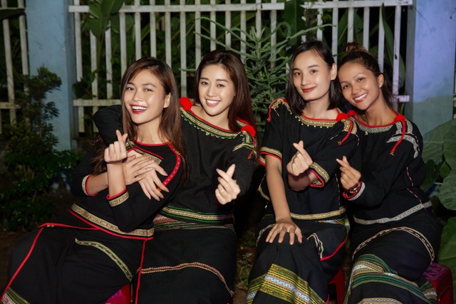 HHen Niê, Khánh Vân... diện trang phục Ê-đê mang Trung Thu về buôn làng - 2 HHen Niê, Khánh Vân... diện trang phục Ê-đê mang Trung Thu về buôn làng - 2