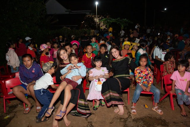 HHen Niê, Khánh Vân... diện trang phục Ê-đê mang Trung Thu về buôn làng - 19 HHen Niê, Khánh Vân... diện trang phục Ê-đê mang Trung Thu về buôn làng - 19