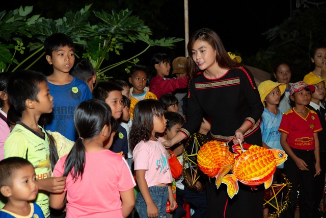 HHen Niê, Khánh Vân... diện trang phục Ê-đê mang Trung Thu về buôn làng - 12 HHen Niê, Khánh Vân... diện trang phục Ê-đê mang Trung Thu về buôn làng - 12