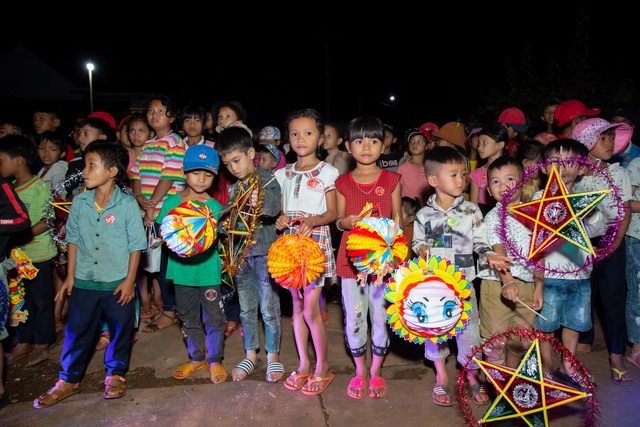 HHen Niê, Khánh Vân... diện trang phục Ê-đê mang Trung Thu về buôn làng - 16 HHen Niê, Khánh Vân... diện trang phục Ê-đê mang Trung Thu về buôn làng - 16