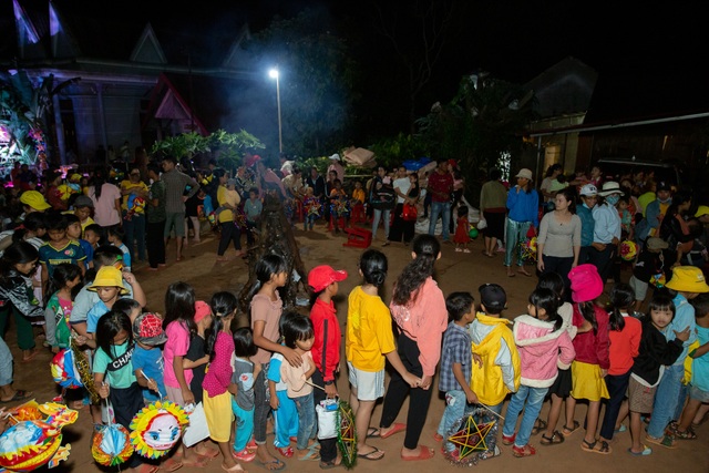 HHen Niê, Khánh Vân... diện trang phục Ê-đê mang Trung Thu về buôn làng - 17 HHen Niê, Khánh Vân... diện trang phục Ê-đê mang Trung Thu về buôn làng - 17