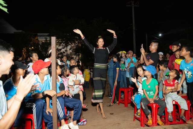 HHen Niê, Khánh Vân... diện trang phục Ê-đê mang Trung Thu về buôn làng - 5 HHen Niê, Khánh Vân... diện trang phục Ê-đê mang Trung Thu về buôn làng - 5