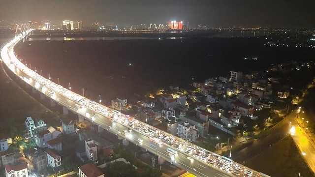 Hà Nội: 12 ô tô đâm liên hoàn trên cầu Nhật Tân, giao thông tê liệt - 1