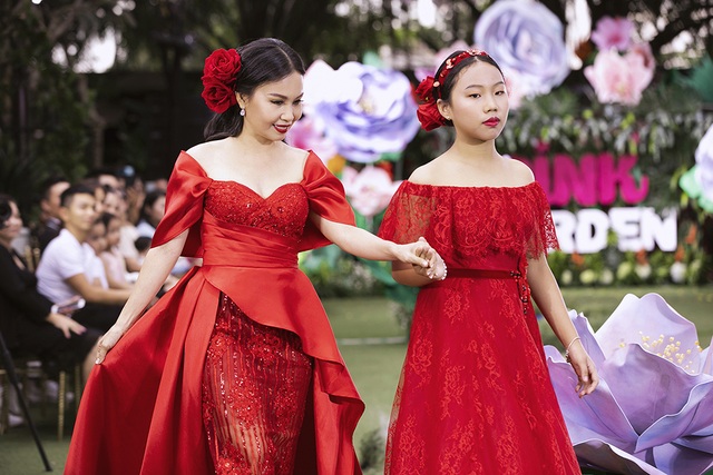 Cẩm Ly và Minh Tuyết gây bất ngờ khi trình diễn thời trang cùng hai con gái - 5 Cẩm Ly và Minh Tuyết gây bất ngờ khi trình diễn thời trang cùng hai con gái - 5