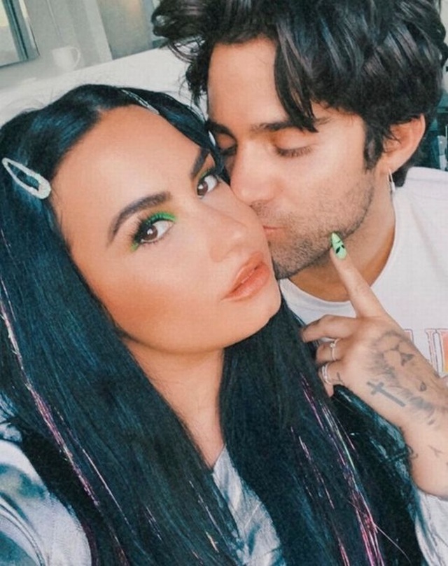 Bạn trai biết tin bị Demi Lovato bỏ... nhờ đọc báo - 5 Bạn trai biết tin bị Demi Lovato bỏ... nhờ đọc báo - 5
