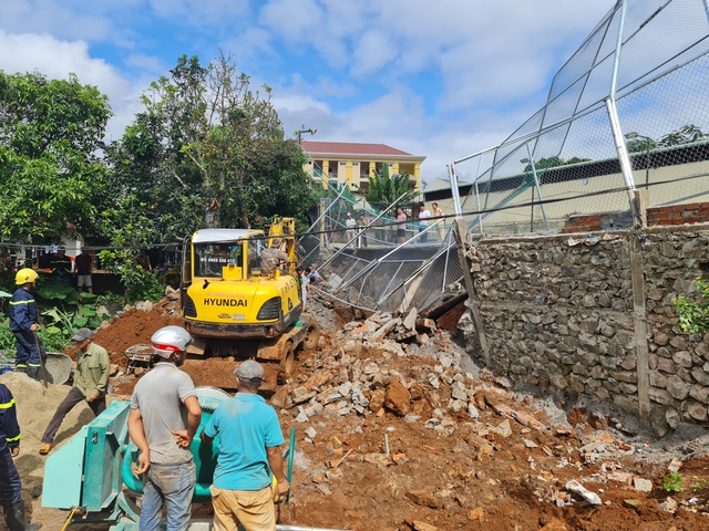 Công an thông tin vụ sập bờ kè của Phòng CSGT làm 1 người chết - 1 Công an thông tin vụ sập bờ kè của Phòng CSGT làm 1 người chết - 1