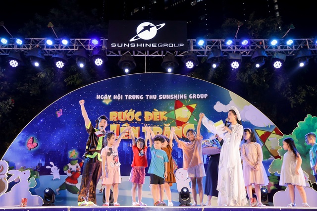 Cư dân nhí tưng bừng ‘Rước đèn lên trăng” trong đêm hội Trung thu của Sunshine Group - 6 Cư dân nhí tưng bừng ‘Rước đèn lên trăng” trong đêm hội Trung thu của Sunshine Group - 6