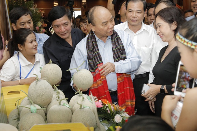 Thủ tướng đối thoại với nông dân để tháo gỡ khó khăn cho sản xuất - 3 Thủ tướng đối thoại với nông dân để tháo gỡ khó khăn cho sản xuất - 3
