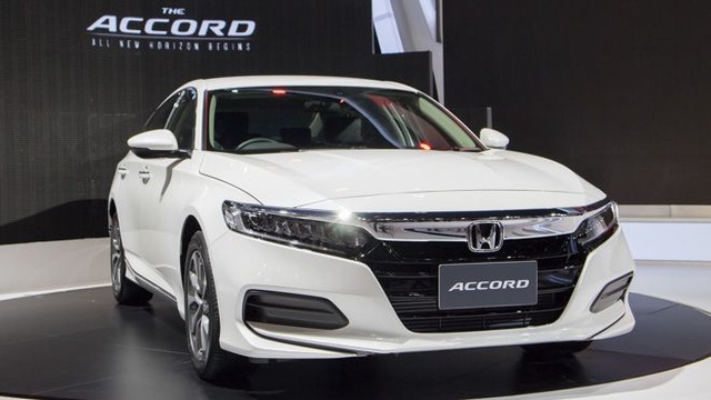 Những mẫu xe giá trên trời bị khách nâng lên rồi lại hạ xuống ở Việt Nam - 3 Những mẫu xe giá trên trời bị khách nâng lên rồi lại hạ xuống ở Việt Nam - 3