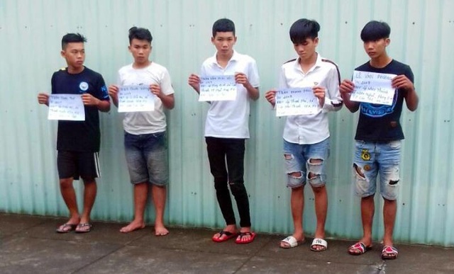 Tạm giữ 6 đối tượng nghi dùng dao khống chế, cướp tài sản người đi đường - 2 Tạm giữ 6 đối tượng nghi dùng dao khống chế, cướp tài sản người đi đường - 2