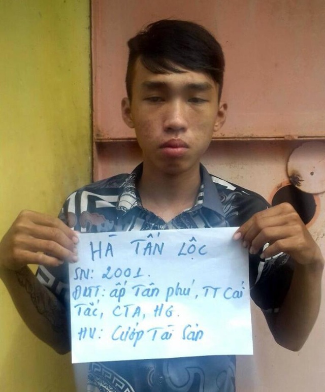 Tạm giữ 6 đối tượng nghi dùng dao khống chế, cướp tài sản người đi đường - 1 Tạm giữ 6 đối tượng nghi dùng dao khống chế, cướp tài sản người đi đường - 1