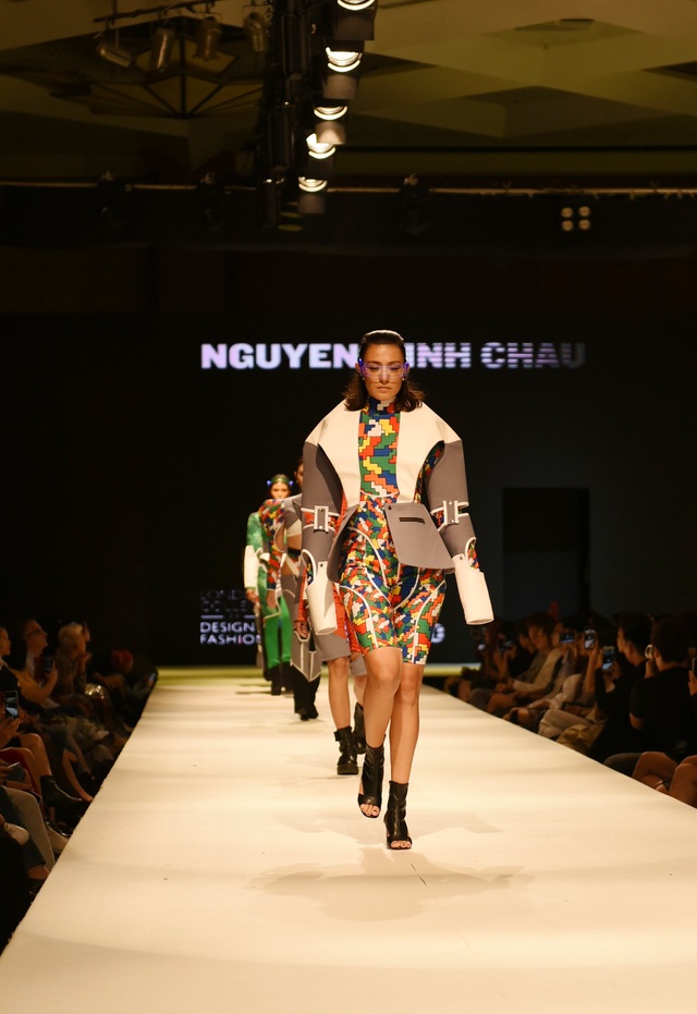 Quỳnh Anh Shyn, Quỳnh Lương lên đồ sang chảnh dự show thời trang sinh viên - 9 Quỳnh Anh Shyn, Quỳnh Lương lên đồ sang chảnh dự show thời trang sinh viên - 9
