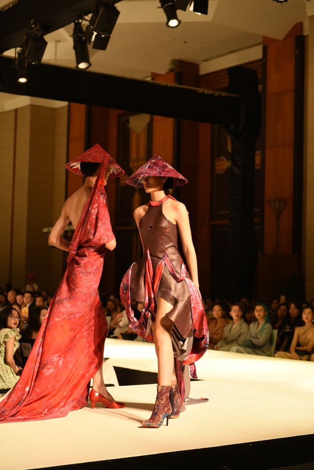 Quỳnh Anh Shyn, Quỳnh Lương lên đồ sang chảnh dự show thời trang sinh viên - 6 Quỳnh Anh Shyn, Quỳnh Lương lên đồ sang chảnh dự show thời trang sinh viên - 6