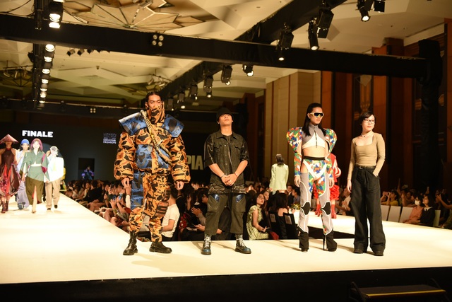 Quỳnh Anh Shyn, Quỳnh Lương lên đồ sang chảnh dự show thời trang sinh viên - 11 Quỳnh Anh Shyn, Quỳnh Lương lên đồ sang chảnh dự show thời trang sinh viên - 11