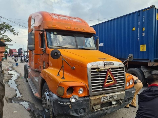 Container lao lề đường, hất tung loạt xe máy dừng chờ đèn đỏ - 1 Container lao lề đường, hất tung loạt xe máy dừng chờ đèn đỏ - 1