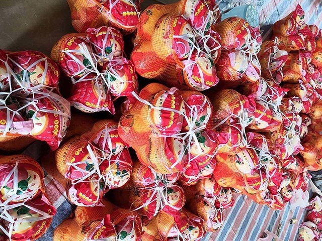 Bưởi Trung Quốc ruột đỏ au: Vỏ vàng không hạt, ngày bán cả tấn - 1 Bưởi Trung Quốc ruột đỏ au: Vỏ vàng không hạt, ngày bán cả tấn - 1
