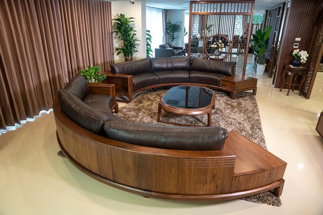 Ngắm nhìn 4 mẫu sofa gỗ óc chó cho phòng khách thêm sang trọng - 4 Ngắm nhìn 4 mẫu sofa gỗ óc chó cho phòng khách thêm sang trọng - 4