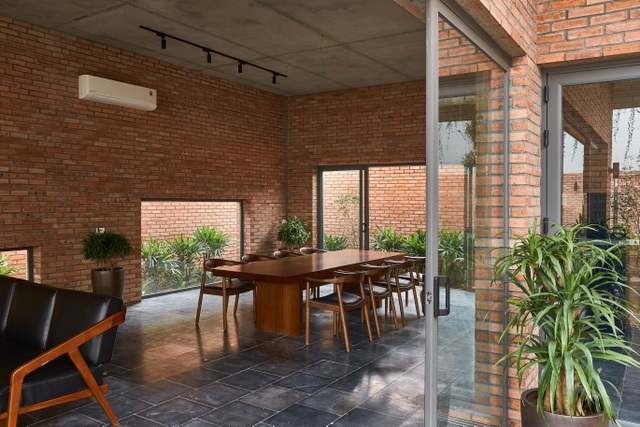 Chiêm ngưỡng ngôi nhà gạch độc đáo với hệ thống cây xanh bao phủ - 10 Chiêm ngưỡng ngôi nhà gạch độc đáo với hệ thống cây xanh bao phủ - 10