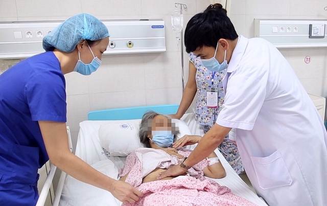 Người phụ nữ vác khối u buồng trứng khủng nặng 9kg - 3 Người phụ nữ vác khối u buồng trứng khủng nặng 9kg - 3
