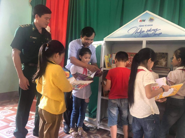 Những tủ sách về vùng cao, góp phần thắp sáng ước mơ cho trẻ em nghèo - 1 Những tủ sách về vùng cao, góp phần thắp sáng ước mơ cho trẻ em nghèo - 1