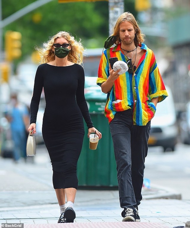 Thiên thần nội y Elsa Hosk bất ngờ báo tin bầu bí - 2 Thiên thần nội y Elsa Hosk bất ngờ báo tin bầu bí - 2