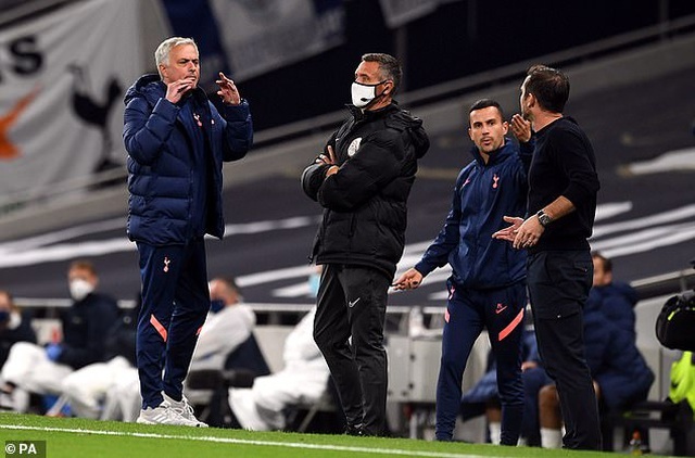 Khẩu chiến dữ dội, hai thầy trò Mourinho và Lampard nói gì? - 1 Khẩu chiến dữ dội, hai thầy trò Mourinho và Lampard nói gì? - 1