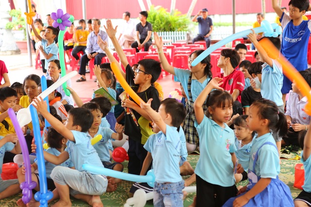 SocBrothers tổ chức đêm hội trăng rằm sớm cho các em nhỏ mồ côi - 3 SocBrothers tổ chức đêm hội trăng rằm sớm cho các em nhỏ mồ côi - 3