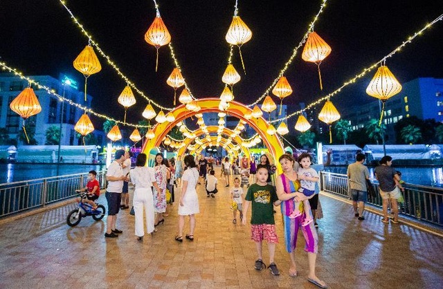 Chiêm ngưỡng Cây Đèn Lồng hoa đăng “khổng lồ” nhận kỷ lục lớn nhất Việt Nam - 5 Chiêm ngưỡng Cây Đèn Lồng hoa đăng “khổng lồ” nhận kỷ lục lớn nhất Việt Nam - 5