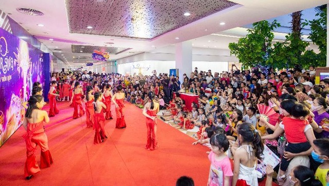 Chiêm ngưỡng Cây Đèn Lồng hoa đăng “khổng lồ” nhận kỷ lục lớn nhất Việt Nam - 6 Chiêm ngưỡng Cây Đèn Lồng hoa đăng “khổng lồ” nhận kỷ lục lớn nhất Việt Nam - 6