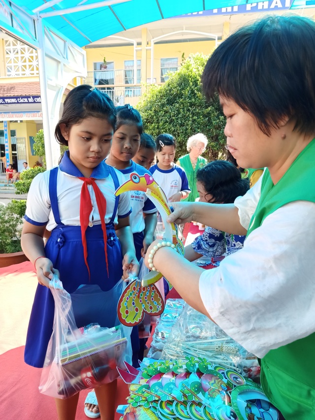 “Có quà trung thu con vui lắm” - 5 “Có quà trung thu con vui lắm” - 5