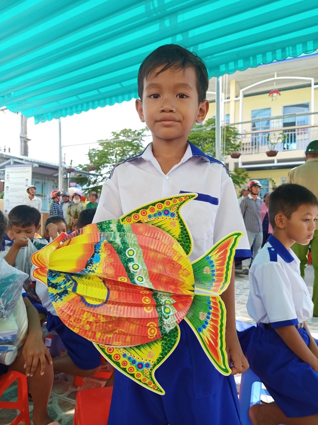 “Có quà trung thu con vui lắm” - 7 “Có quà trung thu con vui lắm” - 7