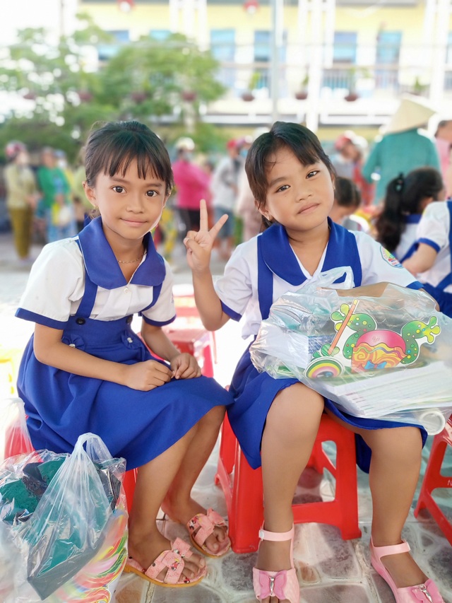 “Có quà trung thu con vui lắm” - 9 “Có quà trung thu con vui lắm” - 9