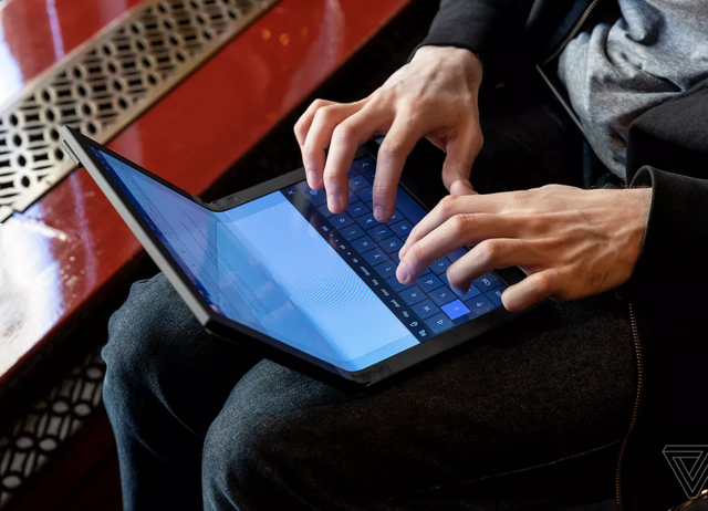 Laptop màn hình gập đầu tiên trên thế giới có giá 2.499 USD - 4