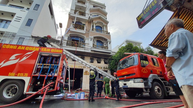 Nhóm nhân viên đu dây thoát khỏi đám cháy ở Sài Gòn - 5